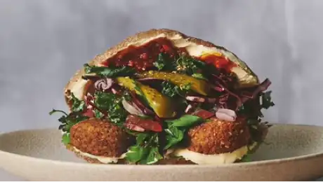 Original Pita med Persille falafler, hummus, persillesalat, rødkålssalat, pickles, zatar og tahindressing