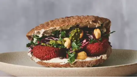 Roots Pita med Rødbede falafler, tahin, rødkålssalat, dukkah og tahindressing