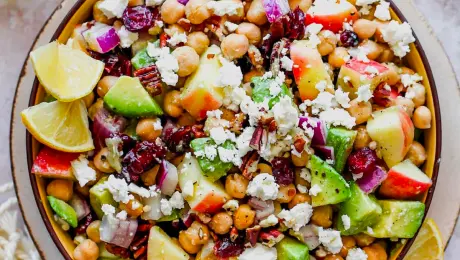 Salad Bowl med 3 falafler, 2 spreads, 3 salater, 1 topping og tahindressing