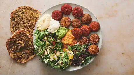 Store Platte med 12 falafler, 4 spreads, 2 zatar slices, 3 salater, 1 topping og tahindressing