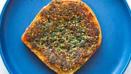 Zatar Slice med En halv toasted pitabrød med olivenolie og zatar.